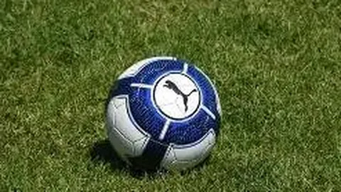 刘诗雯金发羊毛卷造型惊艳，红唇配复古裙美艳升级